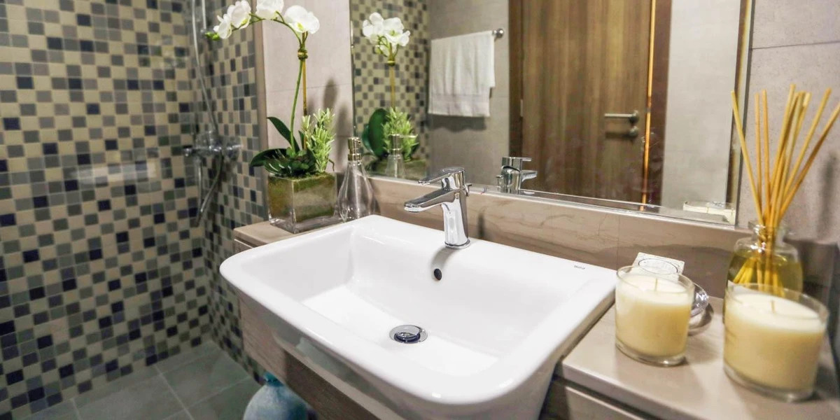 Azizi Farishta image